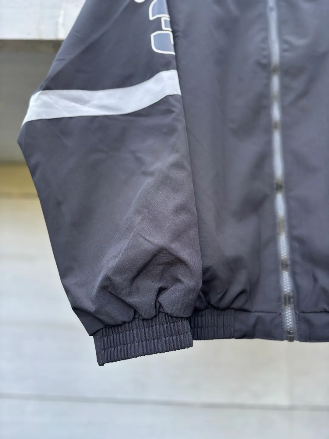 Reversible thin jacket📝𝟭𝟬𝟲𝟴𝟳# Exclusive real shot/difference between various stolen pictures and online picture versions on the market [Top version·Adidas Adidas Clover Men's and Women's Same Stylel H REV JKT Jacket Official website synchronization] ✅Full set of 1:1 customized accessories ➕Customized three-label ➕𝗬𝘂𝗮𝗻 version hang tag ➕𝗹𝗼𝗴𝗼 packaging bag🔥 ➕Scan the tag to enter the official website. ✅The top version, ins Xiaohongshu has many bloggers wearing it. ✅Adi’s absolute Hot Sale star Same Style details are online, feel free to compare! Classic embroidery on the chest, fixed color and classic three-bar stripes, Classic will never go out of style! Versatile is not picky, the original model is perfect for the upper body, so buy it with your eyes closed! "Self-view of quality control with real photos of store owner's details" What you see is what you get # Full text real photos 📷 Never save a penny of cost! ! ! ⭕The high version of the best products🐮is different from the junk products in the market🗯️The same picture but different prices means different versions. ❌Don’t be fooled by the same copywriters and pirated pictures from outside that mix and distribute high-luxury pictures at low prices. After comparing the quality, you will know where the gap is. Don’t lie. I don’t guarantee that my products are the cheapest, but I definitely guarantee that they are worth every penny of your hard-earned money! ‼ ️We don’t slash prices or lower prices, we supply products with heart and only make high-end versions!!! Breasts Jimei must see the details of my home clearly, the pictures of my home are all taken by the owner himself❤️ Color: Black. Size: S-XXL